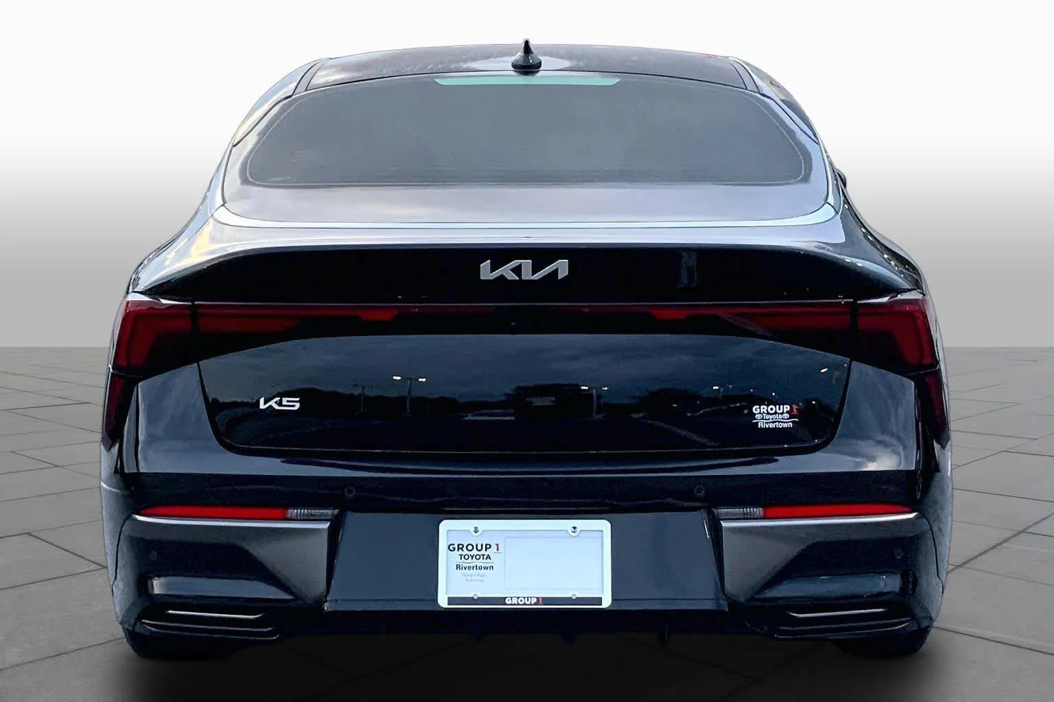 Used 2025 Aurora Black Pearl Kia LXS image 5