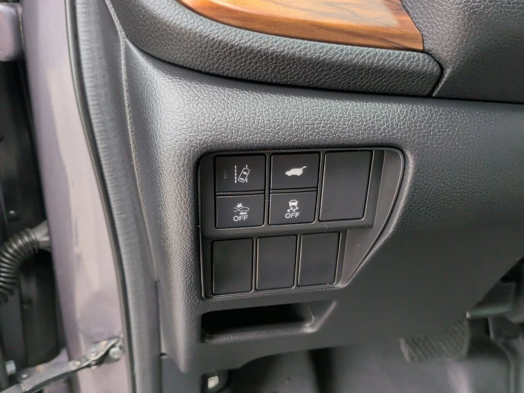 Used 2018 Lunar Silver Metallic Honda Touring image 14