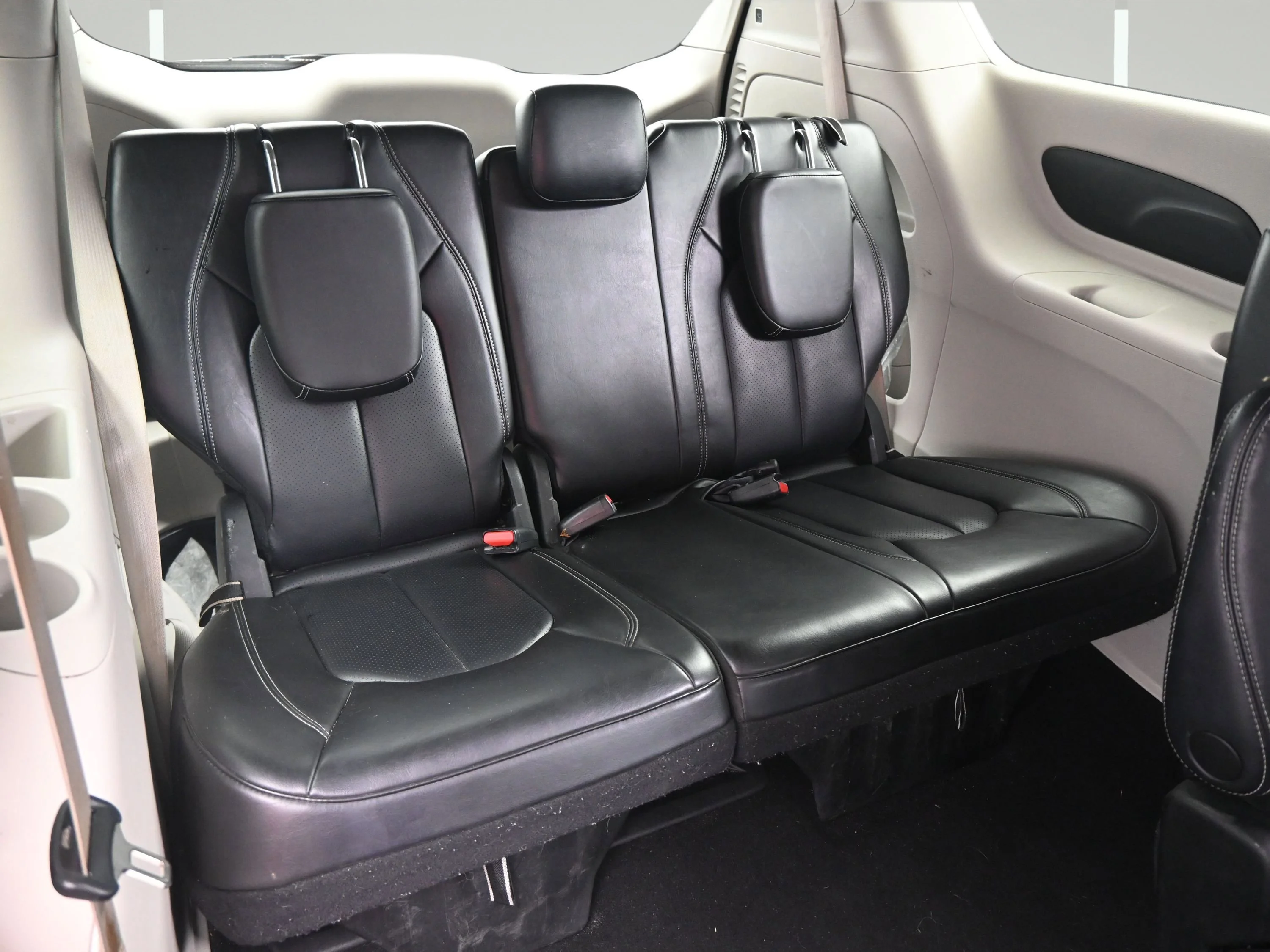 Used 2023 Brilliant Black Crystal Pearlcoat Chrysler Touring L image 16