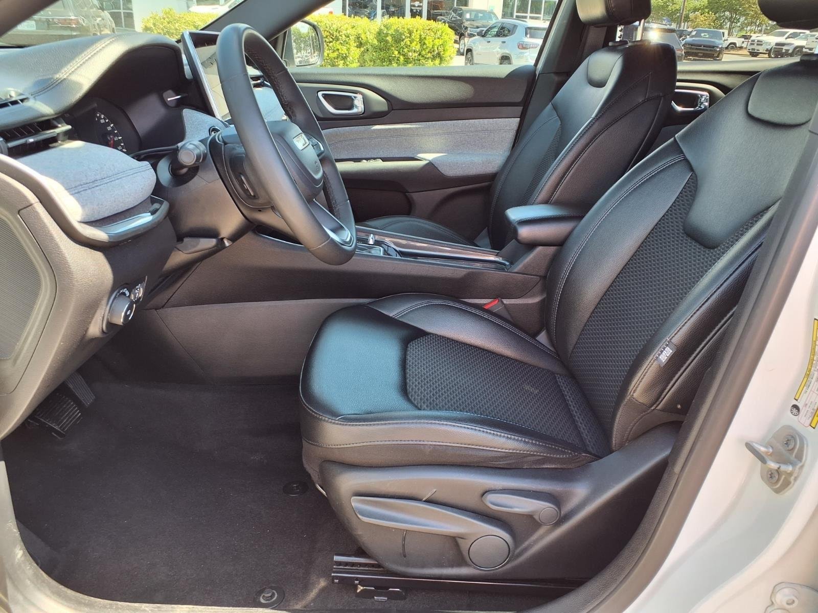 Used 2024 Bright White Clearcoat Jeep Latitude image 18