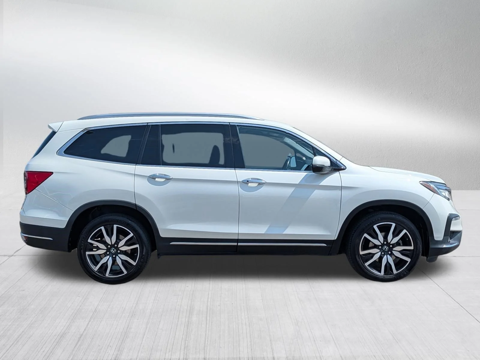 Used 2019 White Diamond Pearl Honda Touring 8-Passenger image 8