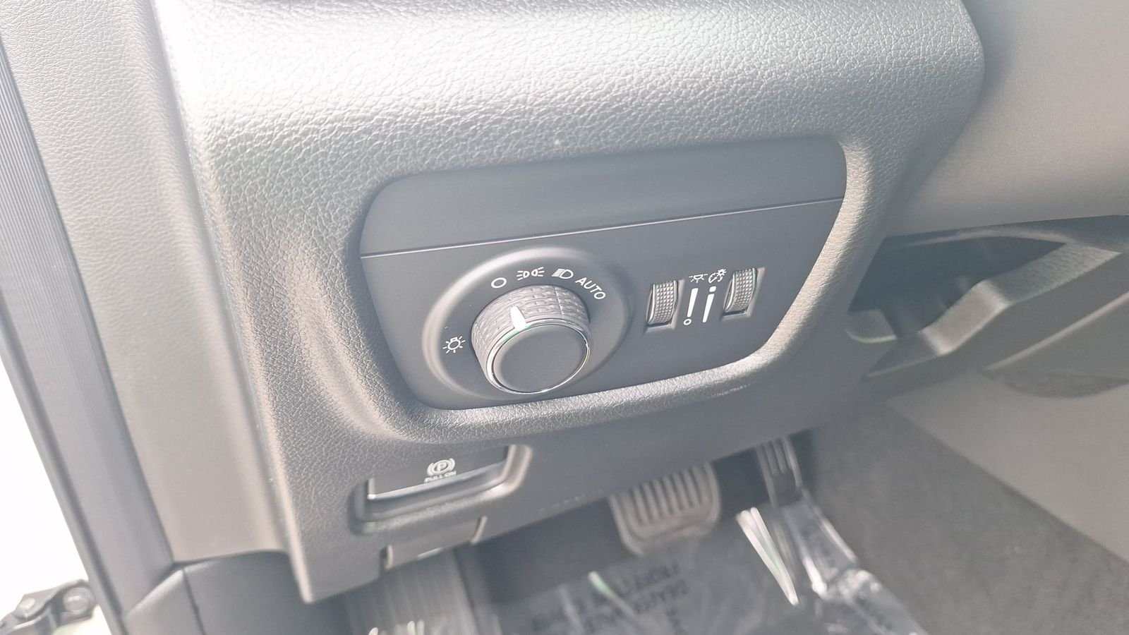 New 2026 Bright White Clear-Coat Exterior Paint Jeep Altitude image 19