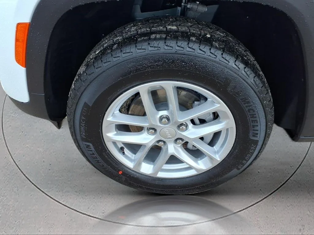 New 2025 Bright White Clear-Coat Exterior Paint Jeep  image 4
