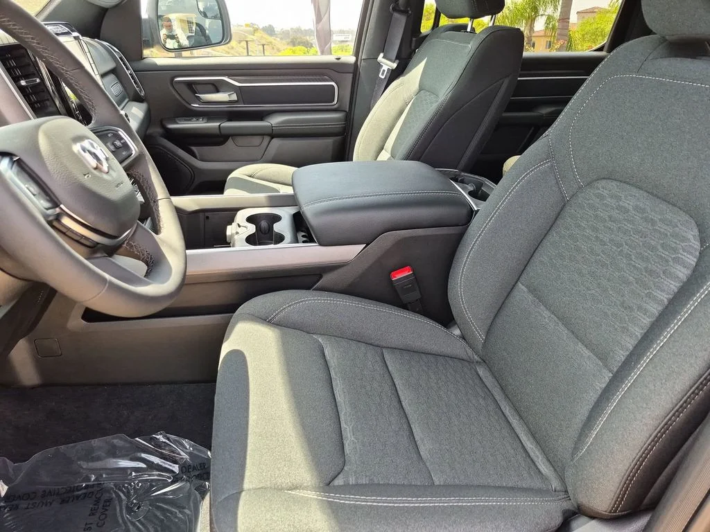 New 2026 Diamond Black Crystal Pearl-Coat Exterior Paint RAM Big Horn/Lone Star image 5