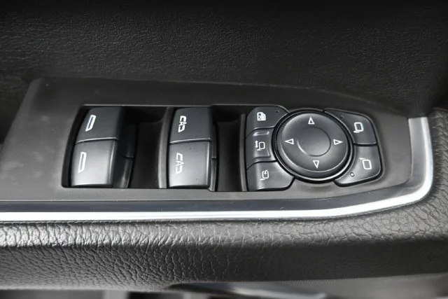 Used 2025 Sterling Metallic GMC Denali image 12