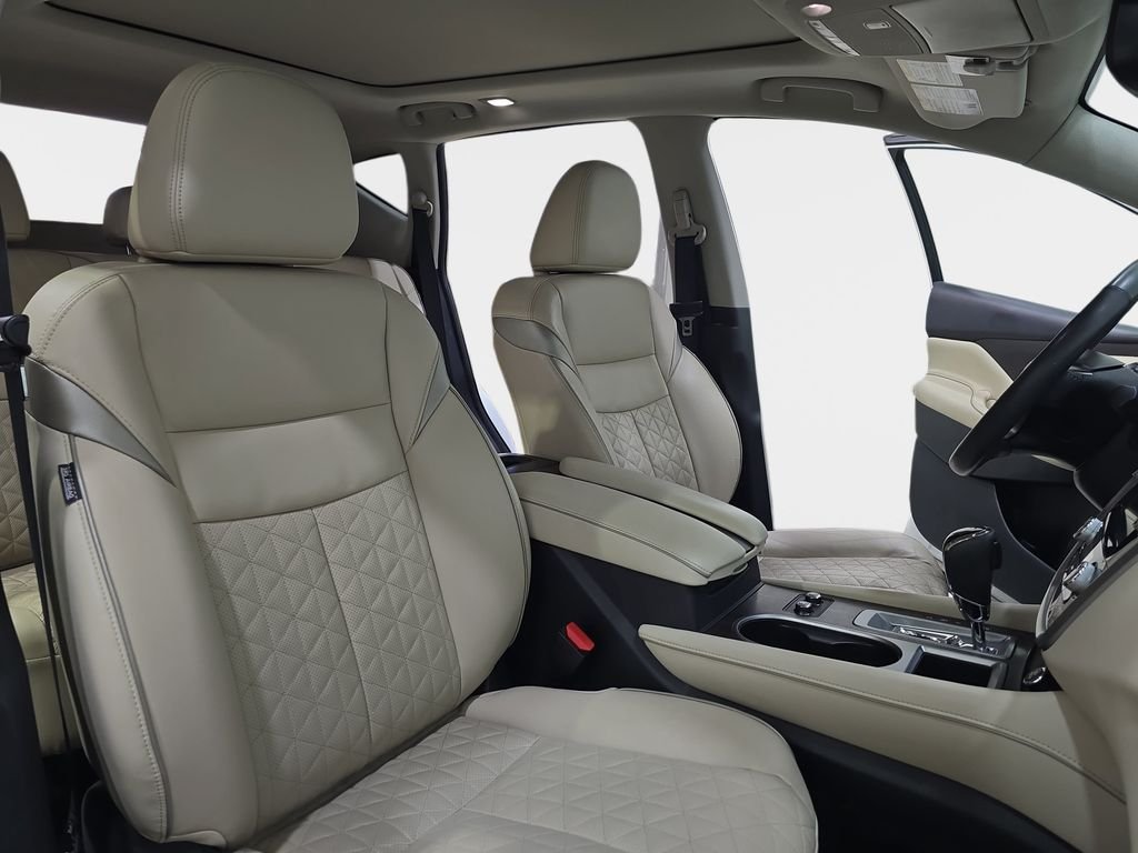 Used 2020 White Nissan Platinum image 12