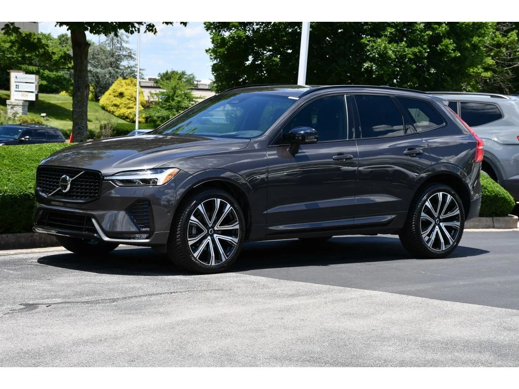 Used 2022 Platinum Grey Metallic Volvo R-Design image 8