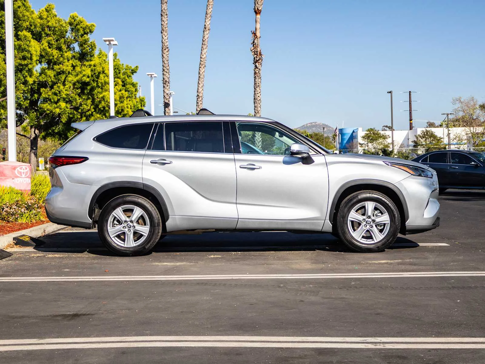 Used 2022 Silver Toyota LE image 4