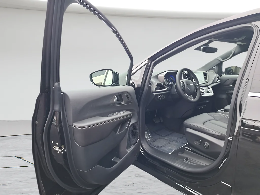 New 2026 Diamond Black Crystal Pearl-Coat Exterior Paint Chrysler Select image 9