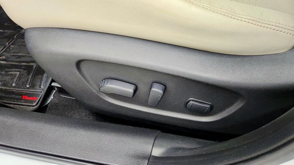 Used 2019 Pearl White Tricoat Nissan AWD SL w/ Premium Package, Moonroof & Bose Audio image 12