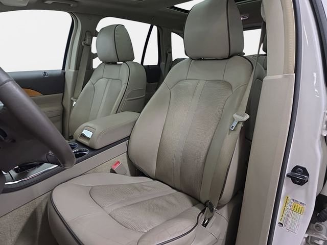 Used 2015 White Lincoln Base image 14