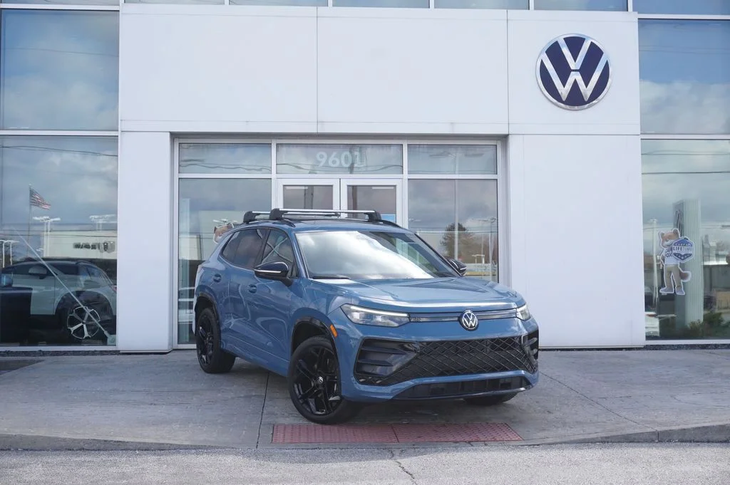 2025 Volkswagen Tiguan 2.0T SE R-Line Black 4Motion's photo