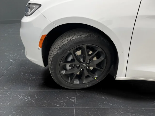 New 2026 Bright White Clear-Coat Exterior Paint Chrysler Select image 37