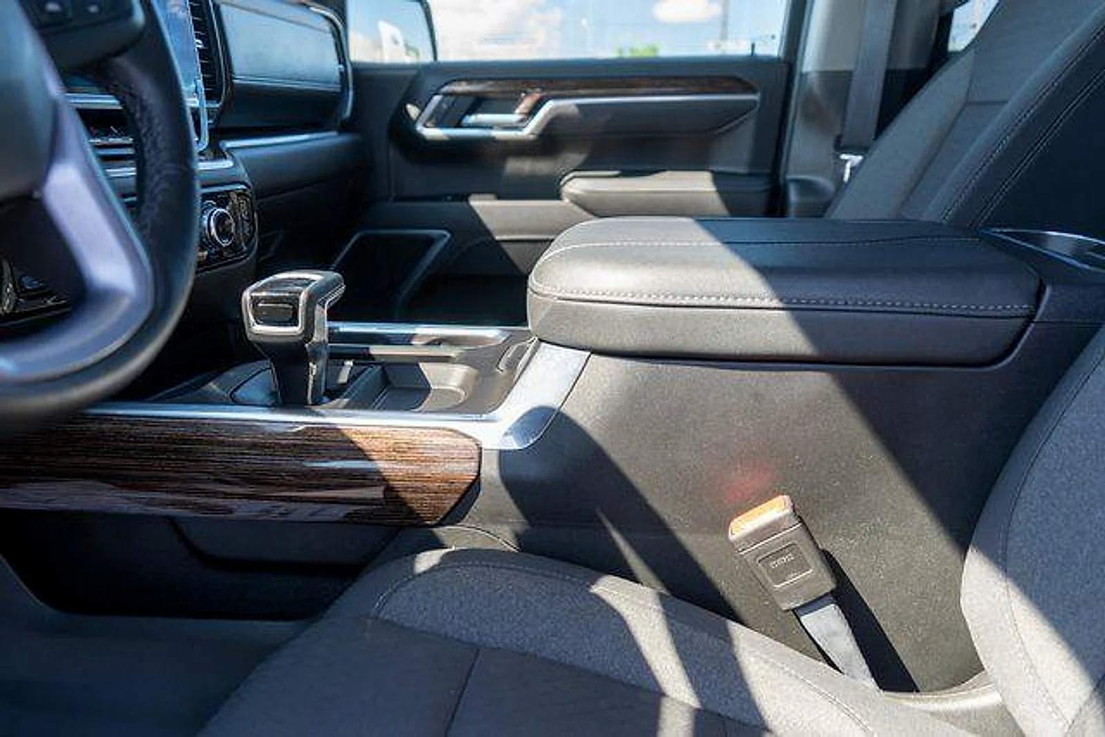 Used 2025 Summit White GMC Elevation image 18