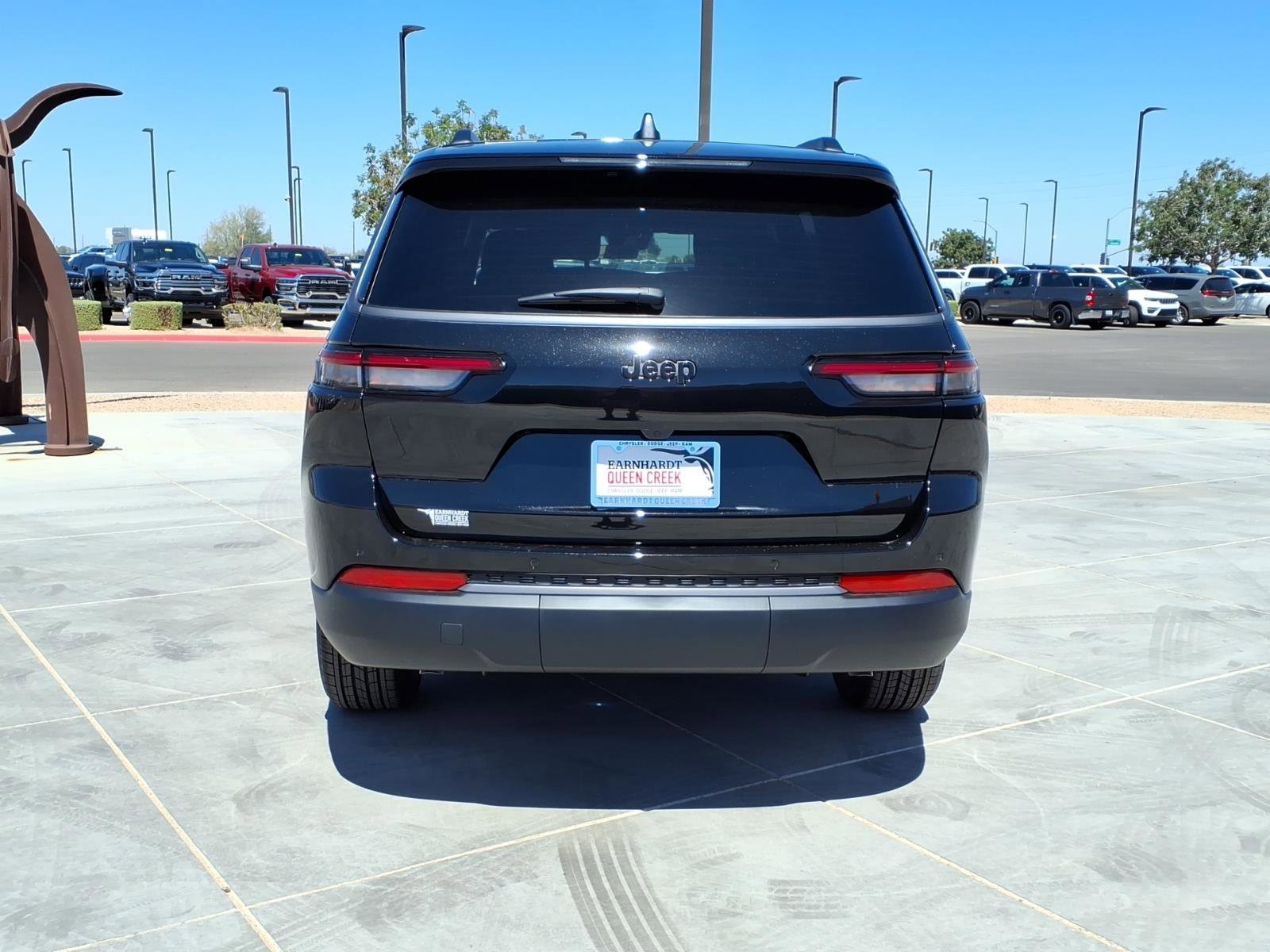 New 2026 Diamond Black Crystal Pearl-Coat Exterior Paint Jeep Laredo Altitude image 5