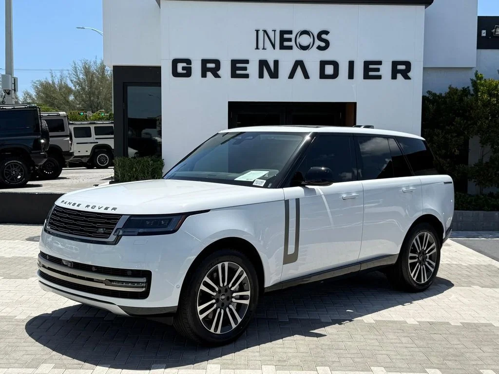 Used 2024 Fuji White Land Rover SE image 2