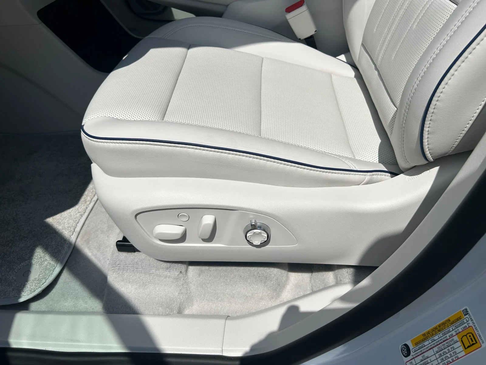 New 2026 Iridescent White Tricoat Buick Avenir AWD image 15