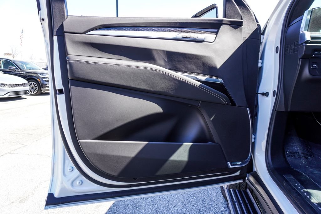Used 2025 White Cadillac V-Series image 26