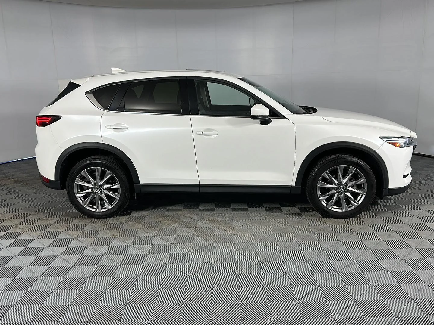 Used 2021 Snowflake White Pearl Mazda Grand Touring image 15