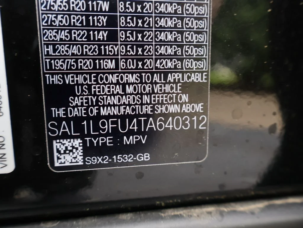 New 2026 Santorini Black Metallic Land Rover Dynamic SE image 38