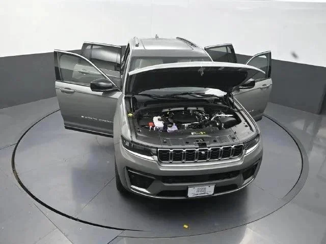 New 2027 Sting-Gray Clear-Coat Paint Jeep Limited image 29