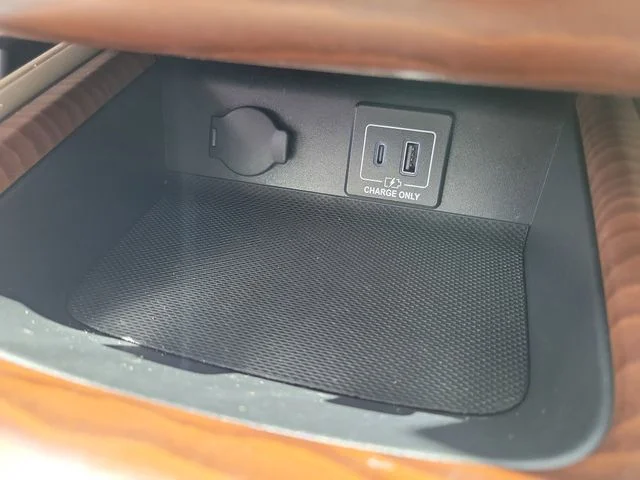 Used 2019 White Nissan Platinum image 33