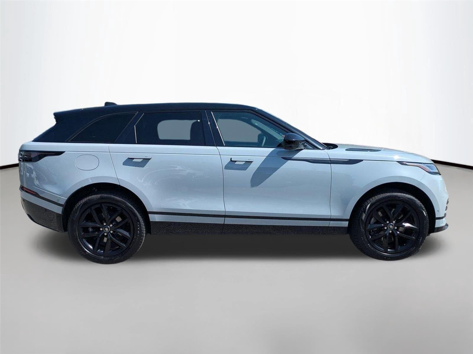 Used 2026 Arroios Grey Metallic Land Rover Dynamic SE image 4