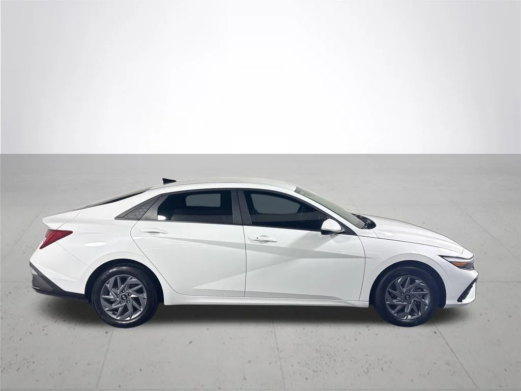 Used 2025 White Hyundai Blue image 5