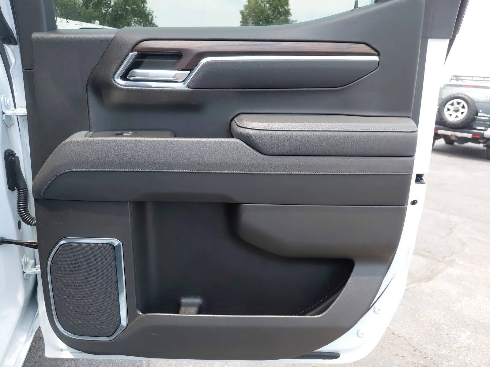 Used 2025 White GMC SLT image 28