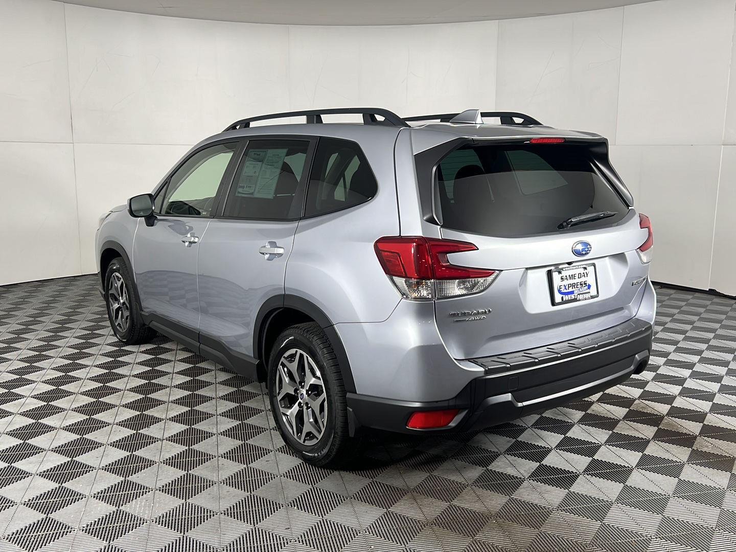 Used 2023 Ice Silver Metallic Subaru Premium image 29