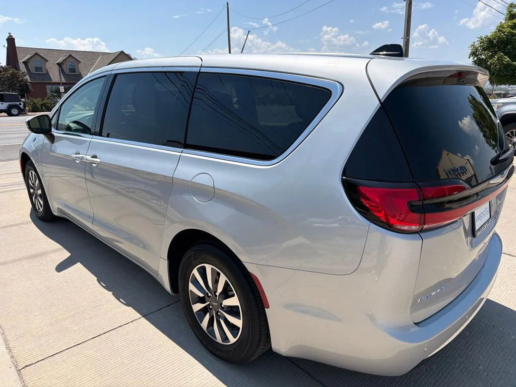 Used 2023 Silver Chrysler Touring L image 5