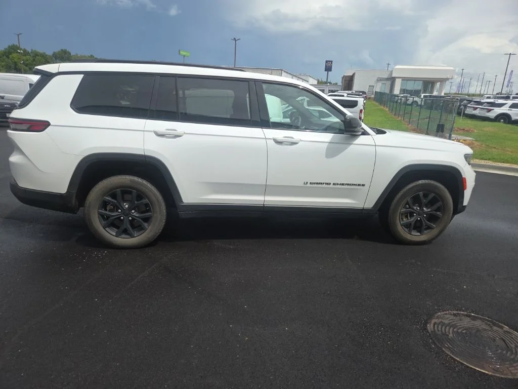 Used 2024 White Jeep Altitude image 12