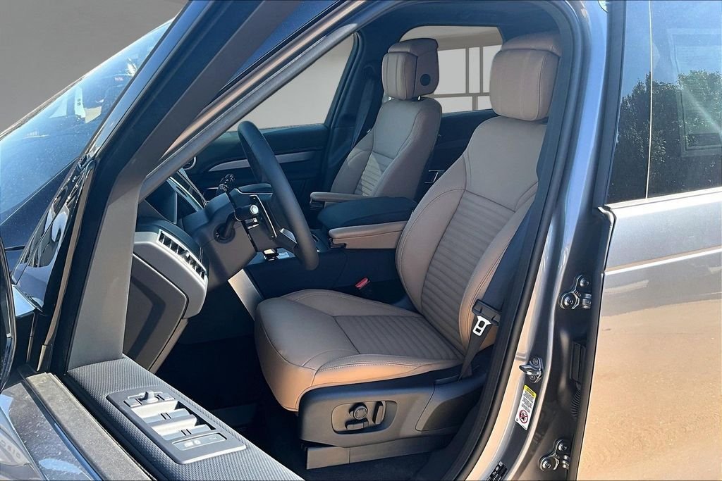 New 2026 Eiger Grey Metallic Land Rover Dynamic SE image 9