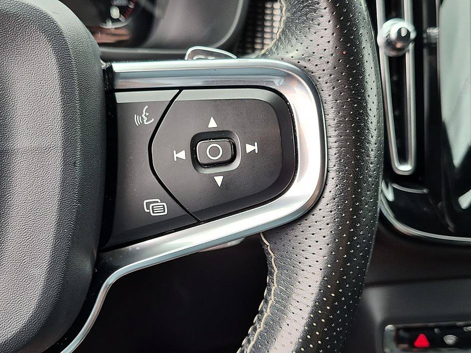Used 2019  Volvo R-Design image 18