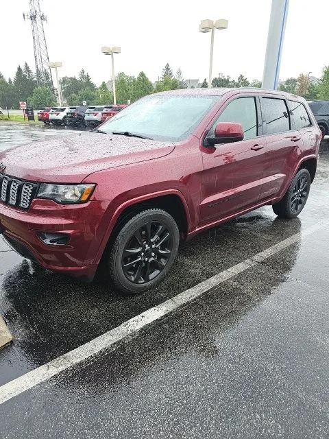 Used 2018 Velvet Red Pearlcoat Jeep Altitude image 1