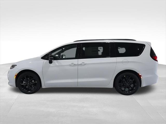 New 2026 Bright White Clear-Coat Exterior Paint Chrysler Limited image 6