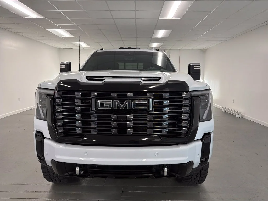 Used 2026 Glacier White Tricoat GMC Denali Ultimate image 2