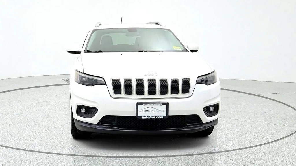 Used 2019 Bright White Clearcoat Jeep Latitude FWD image 2