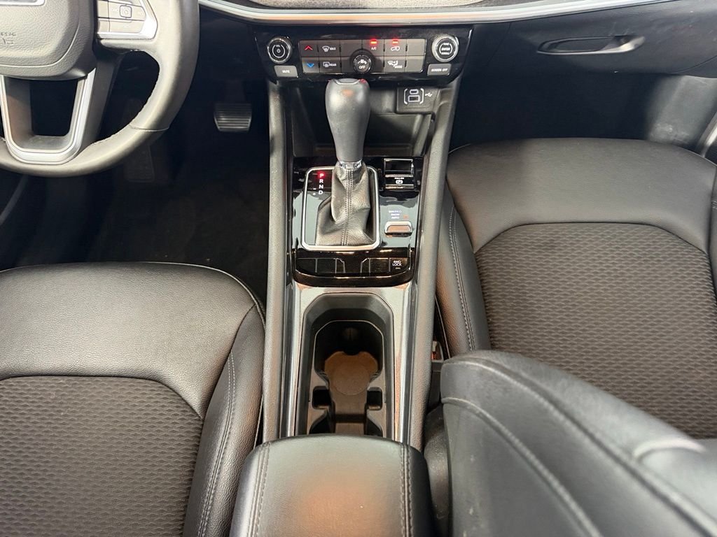 Used 2025 White Jeep Latitude image 17