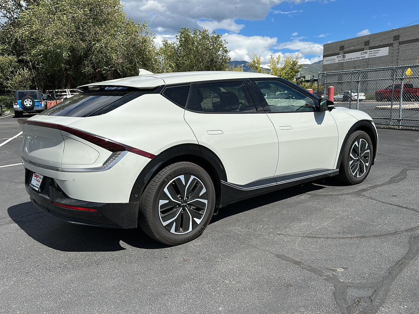 Used 2022 White Kia Wind image 12