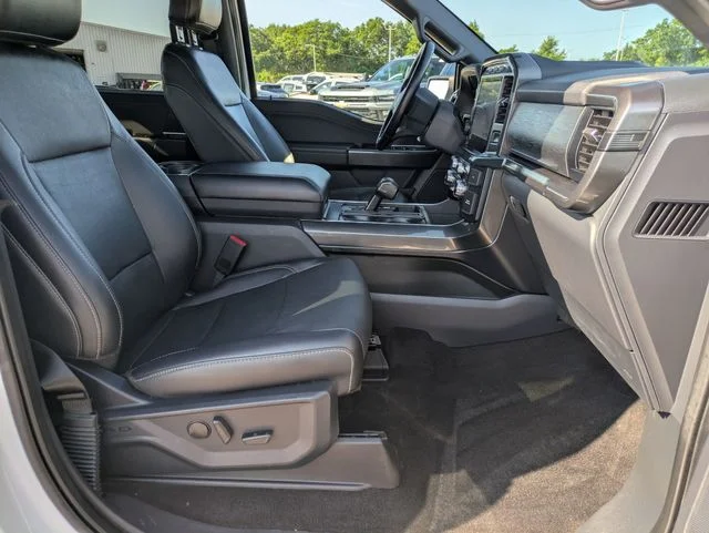 Used 2023  Ford Lariat image 27