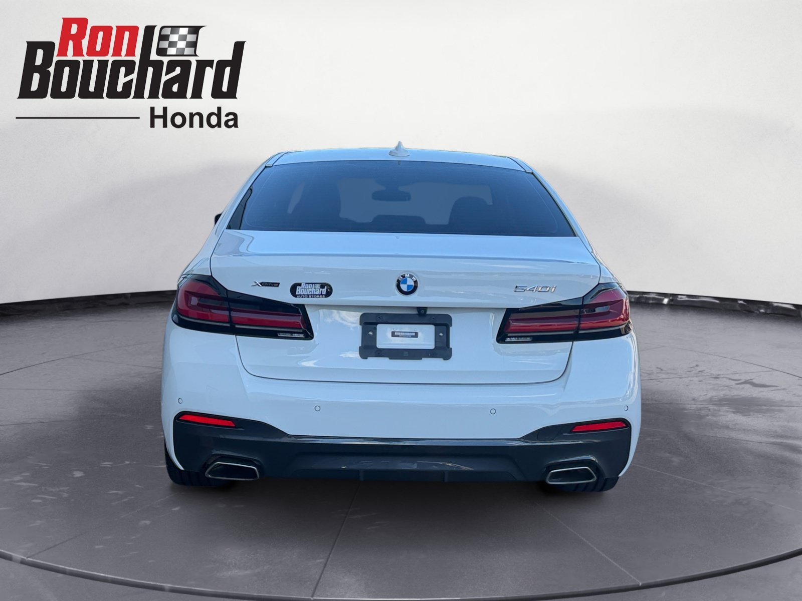Used 2023 Alpine White BMW 540i xDrive image 3