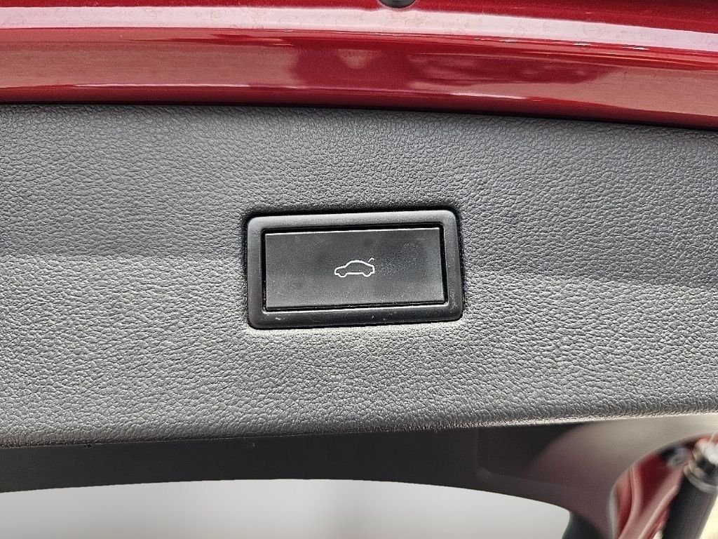 Used 2018 Cardinal Red Metallic Volkswagen 2.0T SEL image 27