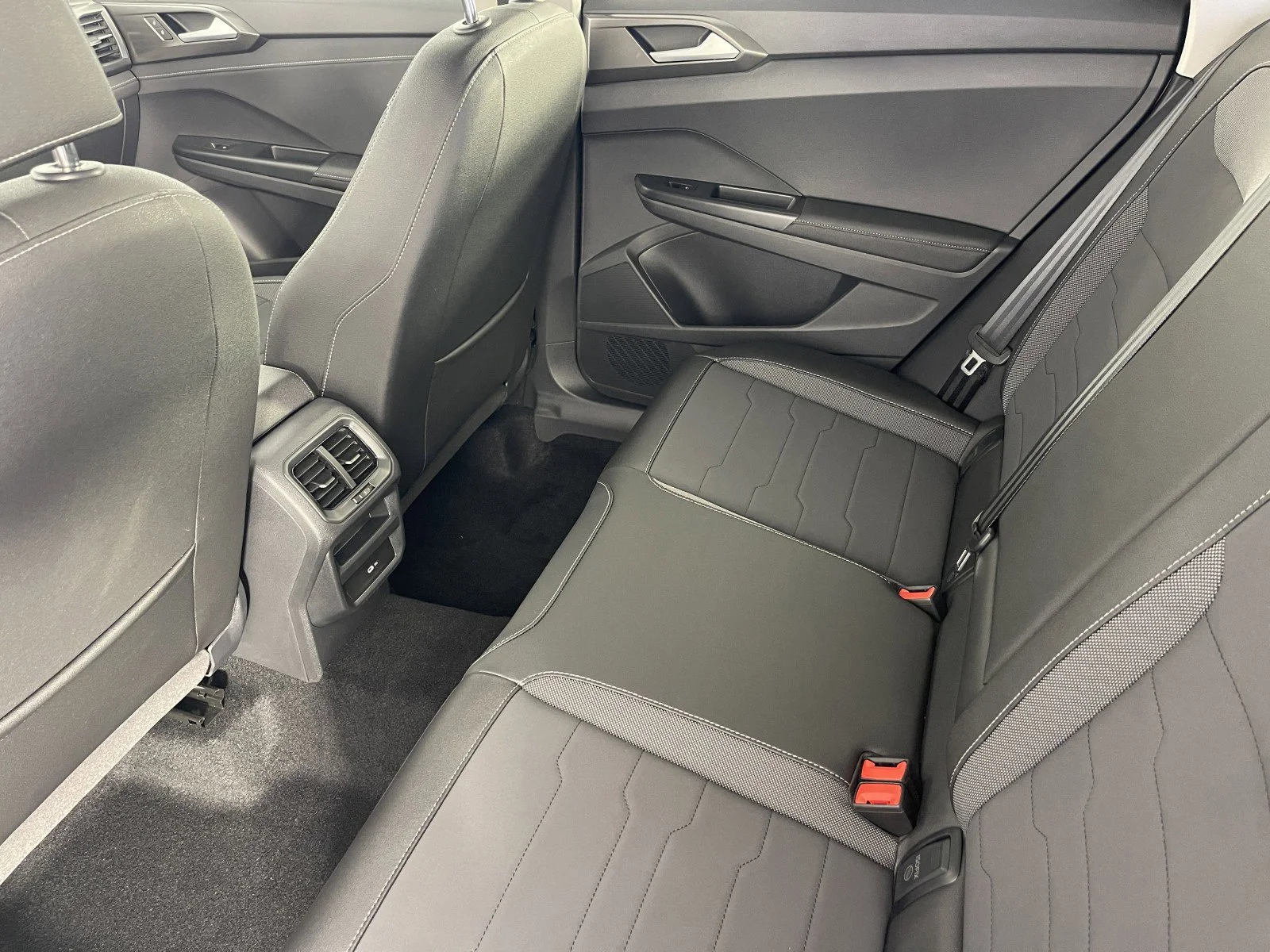 2025 Volkswagen Taos SE Black - Photo 33
