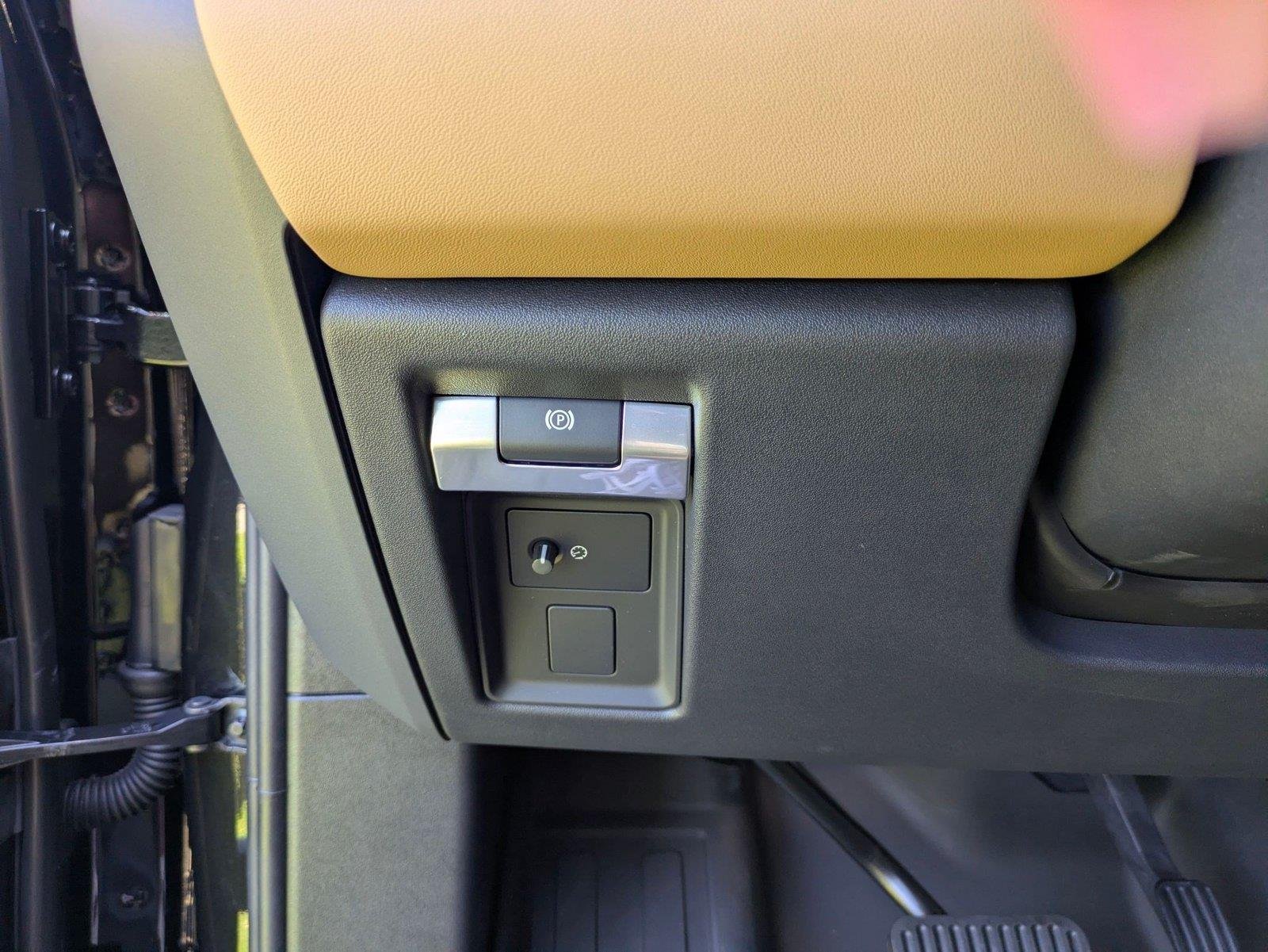 Used 2026 Santorini Black Metallic Land Rover S image 14