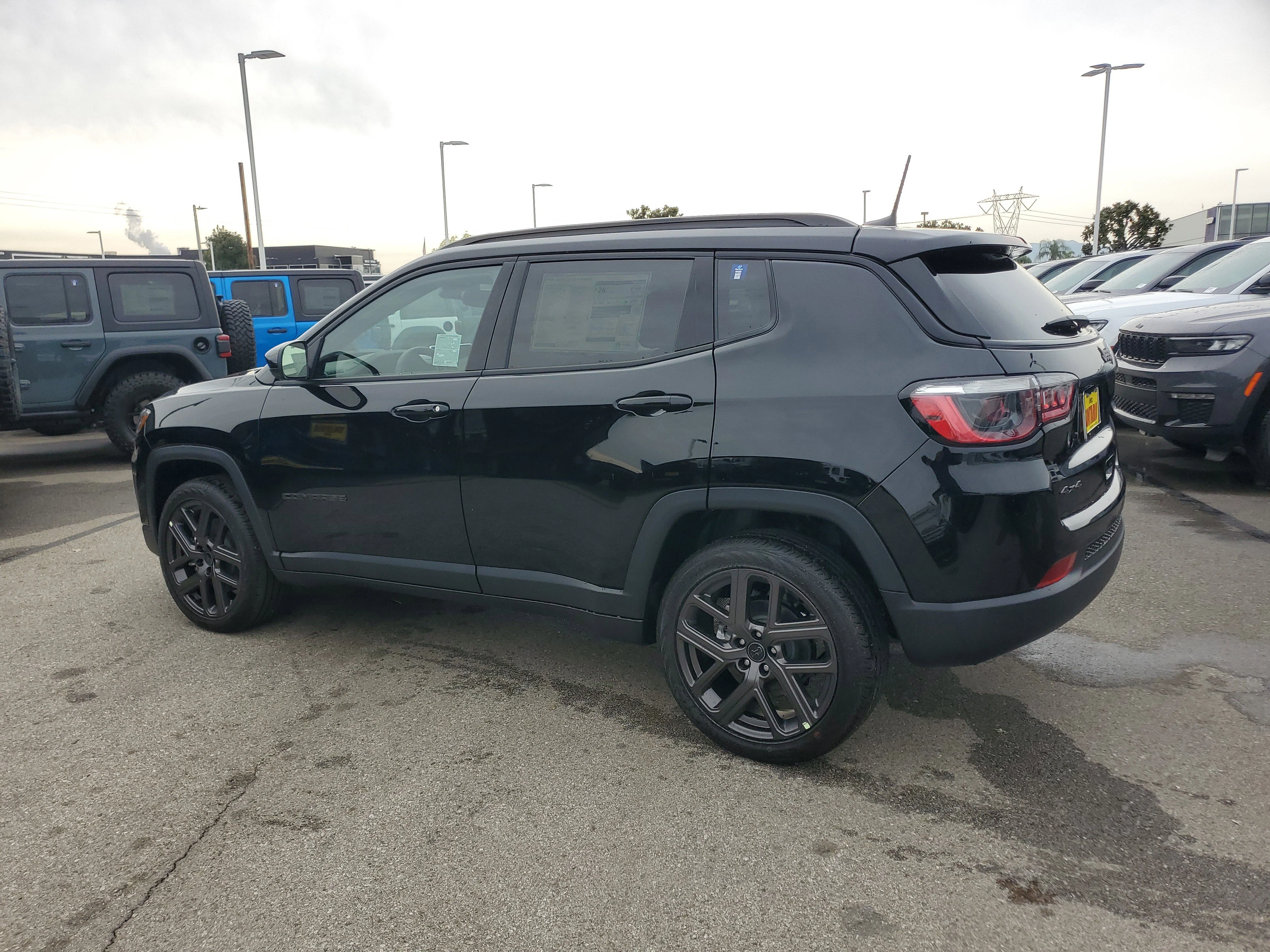 New 2026 Diamond Black Crystal Pearl-Coat Exterior Paint Jeep Latitude image 6