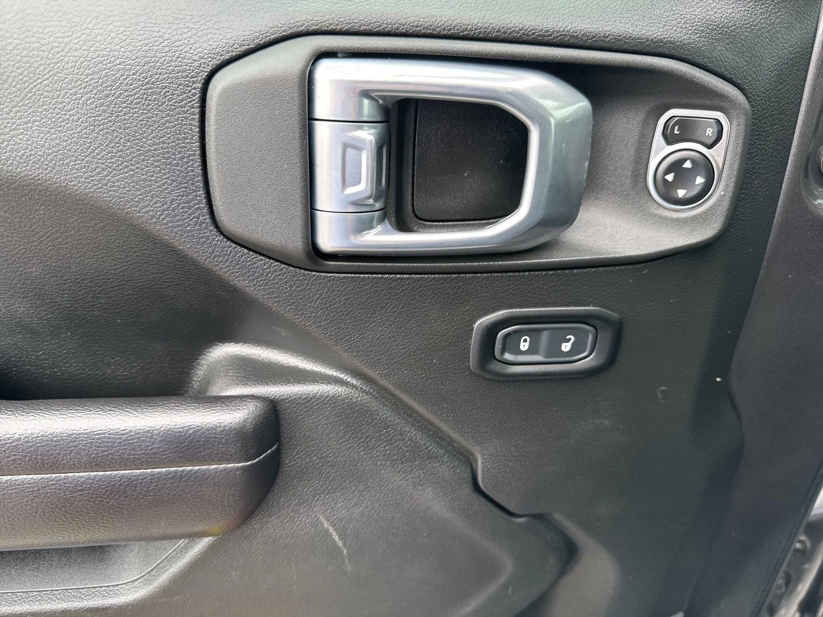 Used 2021 Granite Crystal Metallic Clearcoat Jeep Sport S image 17