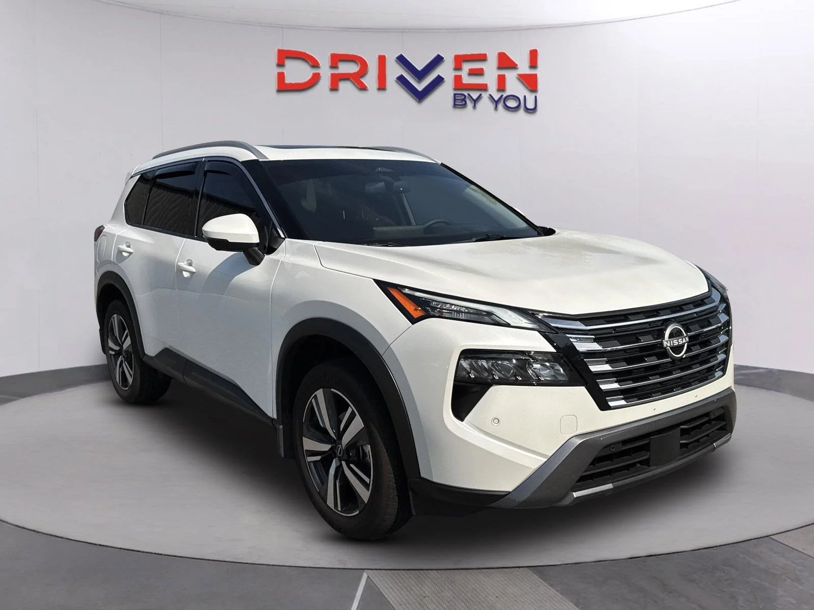 Used 2025 Everest White Pearl Nissan SL image 1