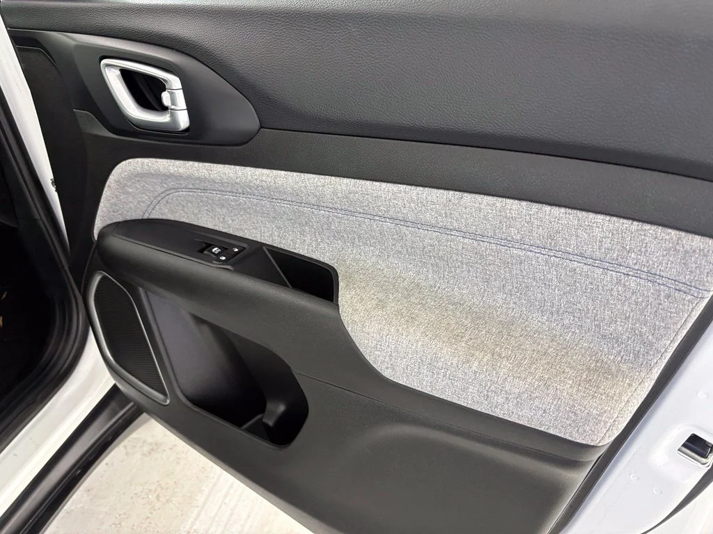 Used 2024 White Jeep Latitude image 38