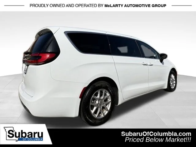 Used 2025 White Chrysler Select image 10